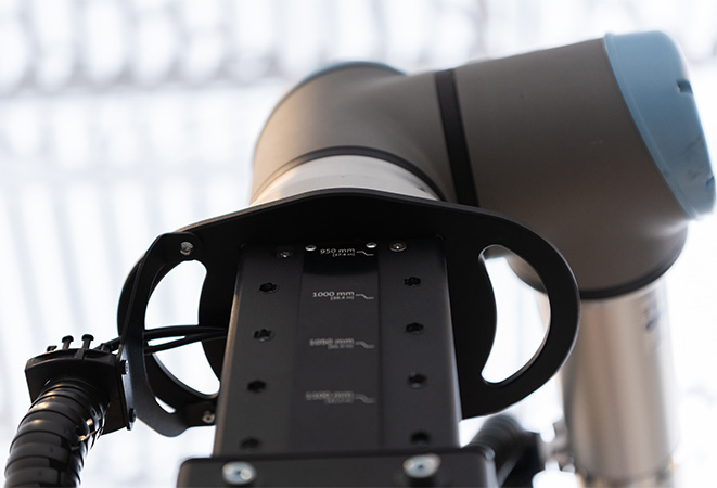 connection between cobot and pedestal